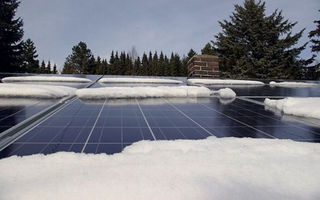 Schneedecke rutscht von flach aufgeständerten Solarmodulen ab
