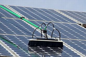 Bürste mit Teleskopstiel auf einer Solarmodulfläche